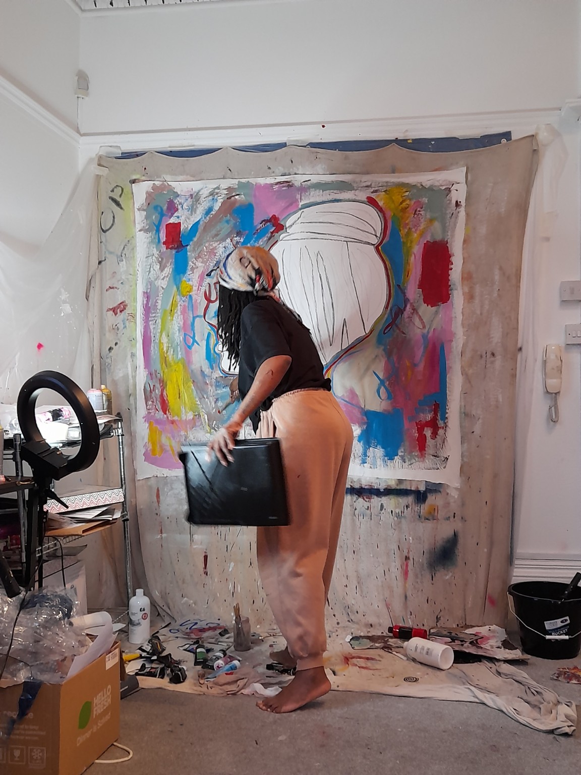 ENNÈ painting a large canvas in her studio